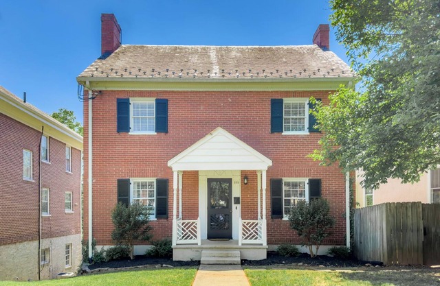 Colonial Gem: Walk to Dining & Park, Near Downtown!