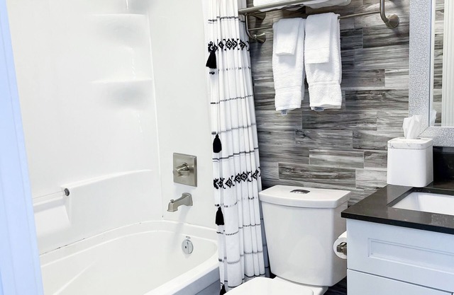 Colonial Hotel & Suites - Standard Queen