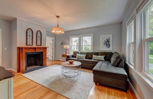 Colonial House, w/Yard,7min walk to Downtown Lenox