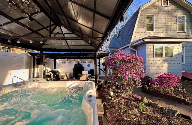 Colonial Retreat - Private Hot Tub, Fenced Yard, Cozy Amenities