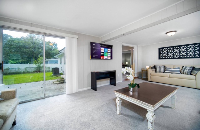 ~Color Casa Sleeps 12 Near NAS Jax~