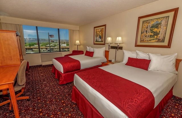 Colorado Gem! Short Drive to Colorado River State Park! Indoor Swimming Pool!