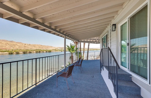 Colorado River Views: Waterfront Bullhead Home