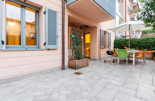 Buntes Boccaccio passend mit Patio und Motorrad-Platz