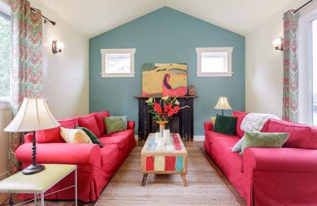 Colorful Cottage Close to Lake Washington