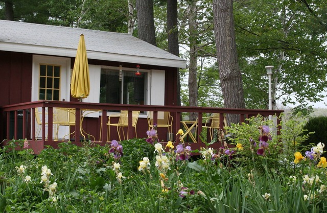 Colorful, Cozy Cottage on Pearl Lake