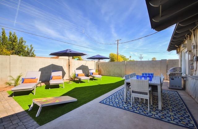 Colorful Desert Hideaway: Heated Pool & BBQ