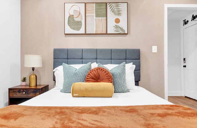 Colorful Remodeled Boho Suite- By Union Market & Restaurants. Quiet Area!