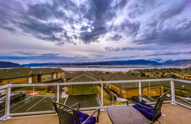 Columbia River Home Minutes to Water Sports, Golf & Wine Tasting