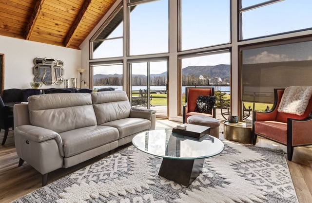 Columbia River Home w/ Dock & Beach Access
