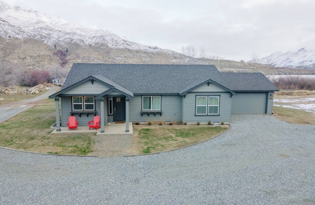 Columbia River Retreat 5 mins from Chelan!