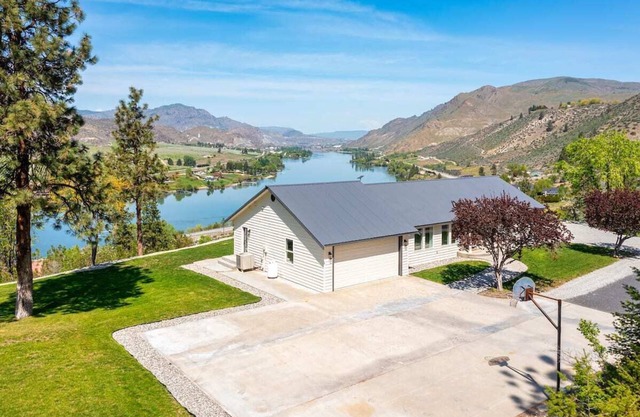 Columbia River View w/ heated pool & hot tub!