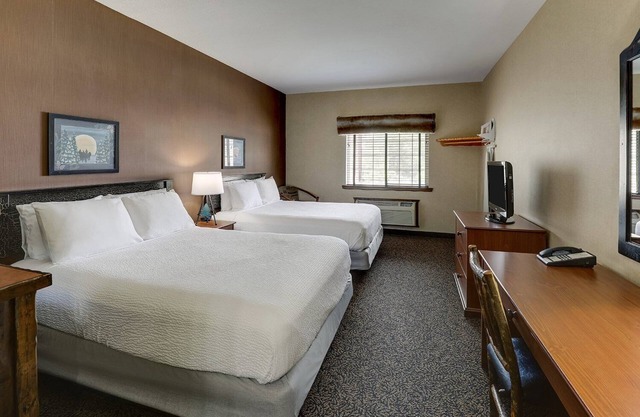 Columbia's Welcoming Retreat with Rustic-Themed Rooms & Heated Pools