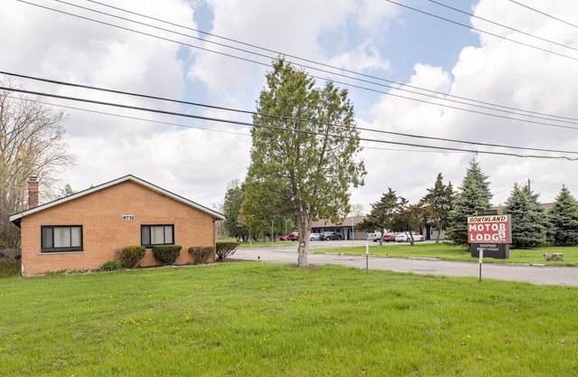 Comfortable Brownstown Stay – Queen Bed and Private Bath