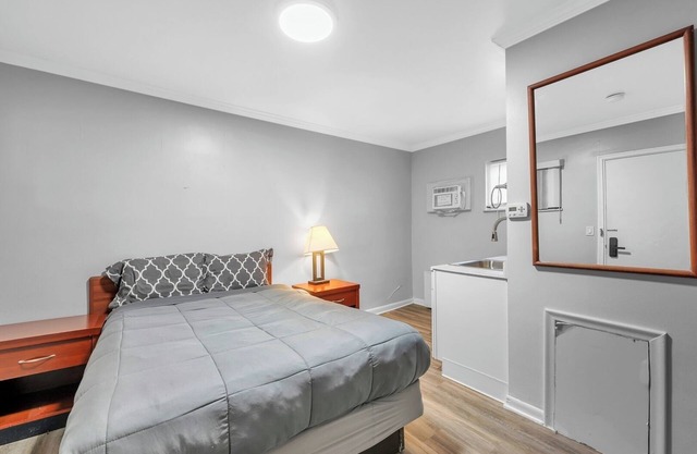 Private Room w/ Bath and Kitchen Access in Brownstown