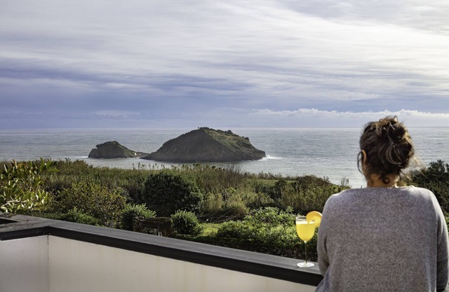 Kommen Sie und genießen Sie die Ruhe und den Blick auf das Meer und die Berge in Ihrem Komfort.