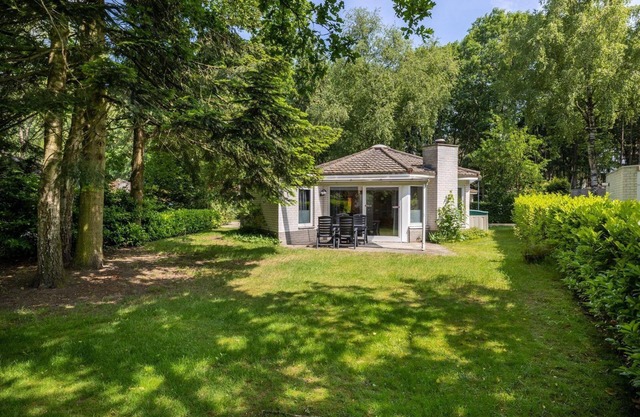 Komfortabeles Ferienhaus (70 m²) für 6 Personen mit Terrasse auf der Südseite. Dieses frei stehende Ferienhaus mit überdachter Terrasse befindet sich in einer Top-Lage im Wald und bietet eine schöne Aussicht.