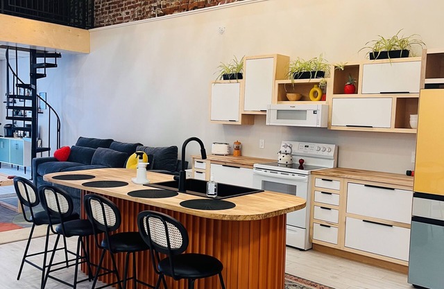 Come and stay in our Cozy Upstairs Apartment