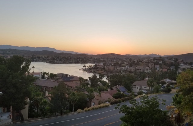 Kommen Sie! Genießen Sie "Ein bisschen Paradies" auf Vacation Drive. Fange unsere täglichen Sonnenuntergänge.