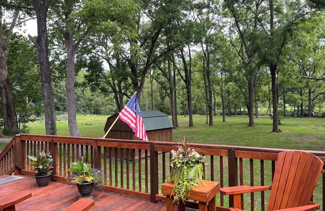 Come enjoy our peaceful and relaxing river house located on the Jackson River.