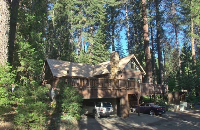 Kommen Sie nach Hause in die Big Pine Cabin in der Yosemite Forest Lodge!