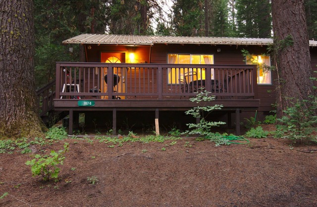 Komm nach Hause in die kleine Kiefernhütte in der Yosemite Forest Lodge!