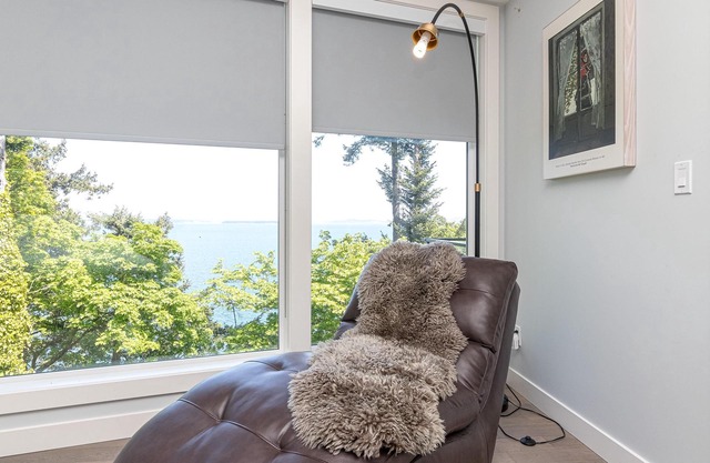 Come on in, the water view is waiting for you...