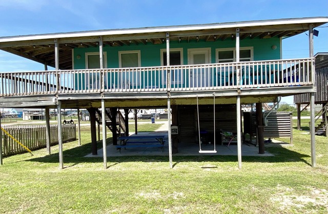 Come relax by beach, cozy cottage close to the beach & Jetty. Water views