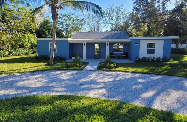 Come relax in our 4 bedroom / 4 bathroom West Palm Beach property.