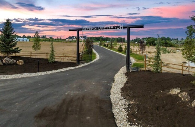 Come spend the week at the Silverstone Ranch! Horse arena and stalls available!