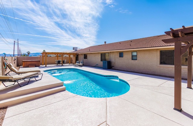 Come stay at the Pirate’s Den in Lake Havasu!