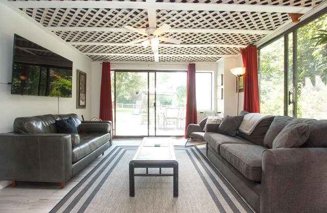Cozy 2 BR newly renovated w/deck