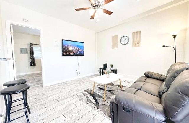 Come stay in the serene neighborhood of Southcrest