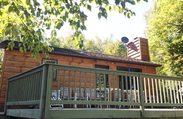 Come To Me Inn - Cozy Peaceful Lakefront Cabin, So Get Away & Be On Lake Time.