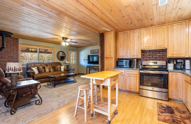 Come up North to our cozy cabin in Munds Park!