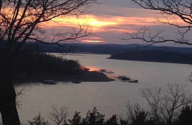 Schauen Sie sich einen atemberaubenden Sonnenuntergang am Lake Norfork an und machen Sie lebenslange Erinnerungen