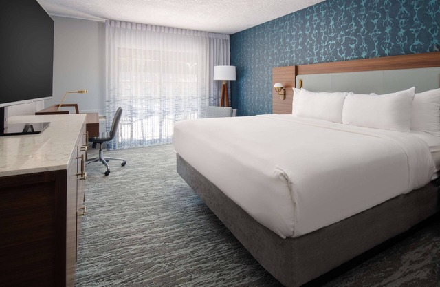 Comfort and Convenience! Pool, Parking, Pets Allowed, Near Ted's Tree Park!