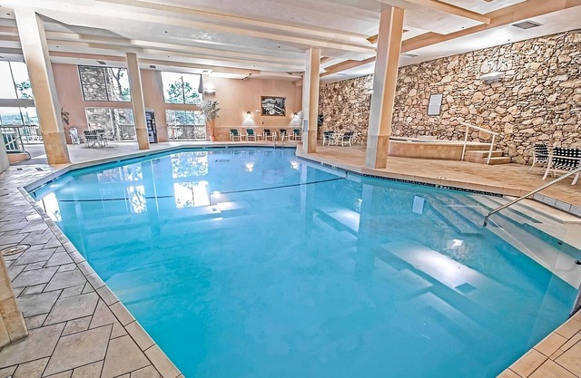 Comfort and Convenience! Onsite Pool, Free Parking, Near Lake of the Ozarks