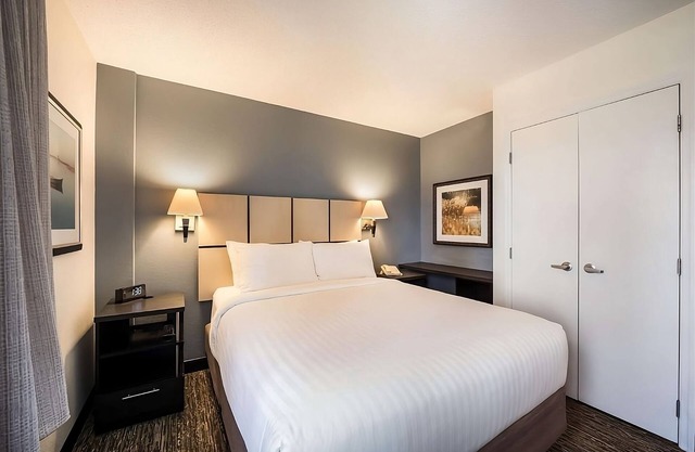 Comfort and Convenience! Kitchen, Parking Onsite, Pets Allowed