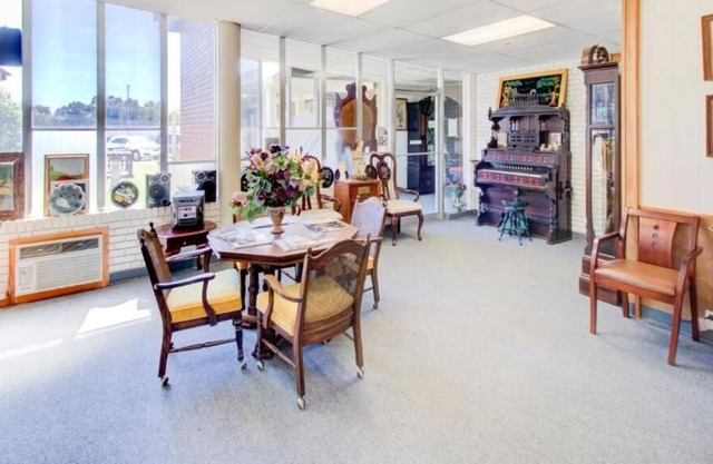Comfort and Convenience! Free Parking Onsite, Pet-Friendly Property