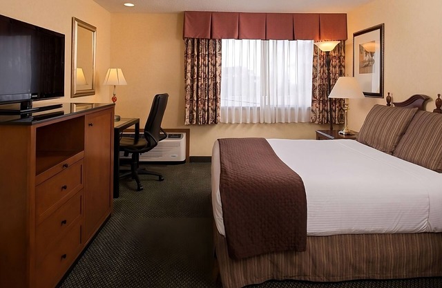 Comfort and Convenience! Pets Allowed, Outdoor Pool, Free Parking