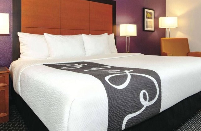 Comfort and Convenience! 2 Amazing Units, Minutes Away to iFLY Indoor Skydiving!