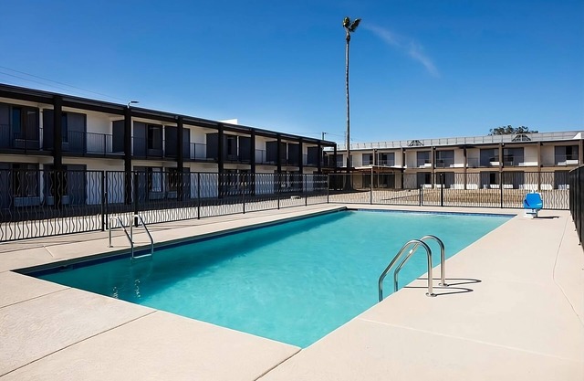 Comfort and Convenience! Outdoor Pool, Free Parking, Near Reid Park Zoo