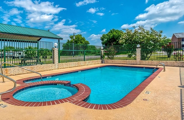 Comfort and Convenience! Pool, FREE Parking and Breakfast! Near Dragon House!