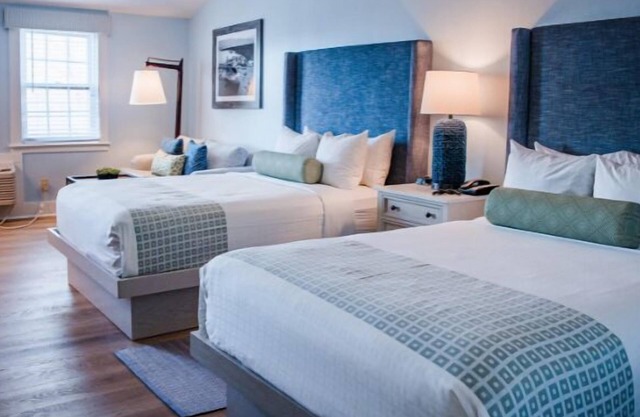 Comfort and Great Service! Minutes to Nobska Lighthouse! Onsite Parking!