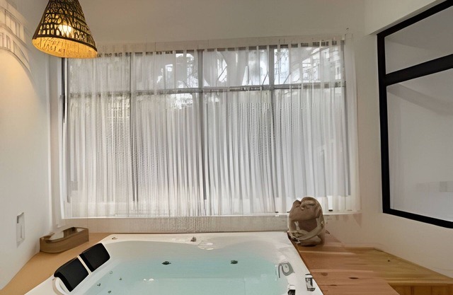 Comfort and Hot Jacuzzi near the Village