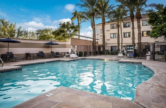 Comfort and Relaxation! Relaxing Unit w/ Balcony! Outdoor Pool & Pets Allowed!