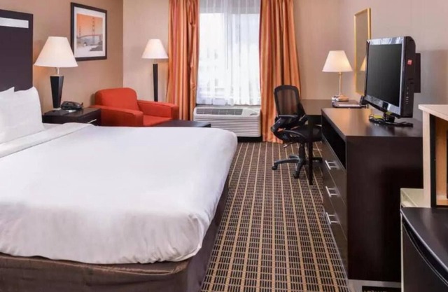 Comfort and Convenience! On-Site Dining, Free Parking, Free Breakfast