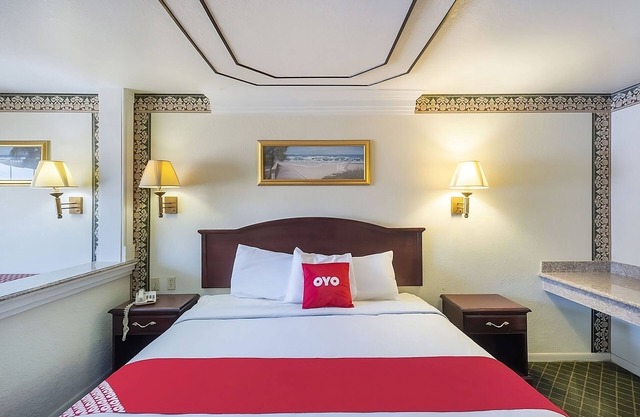 Comfort & Convenience! Free Parking, Outdoor Pool, Pets Allowed!