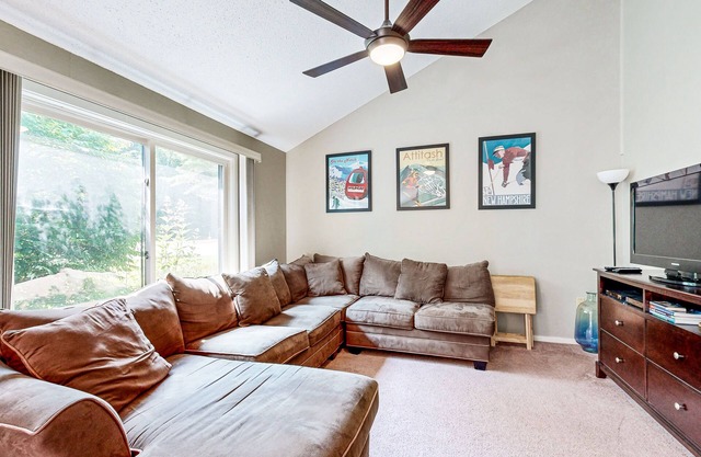 Comfort, convenience & amenities: close to skiing, hiking & shopping